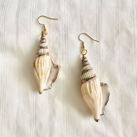 Seashell with gold color dangle earrings - Picture 1 of 2